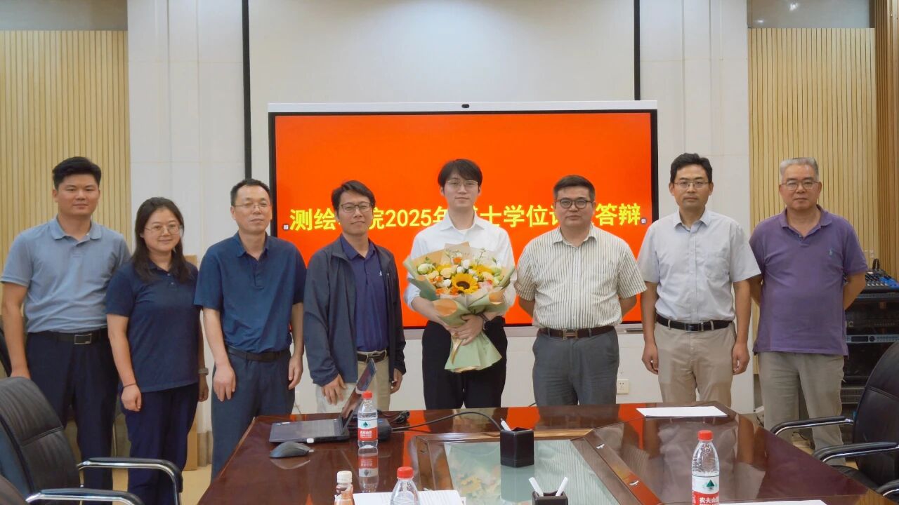 冯鑫博士与答辩专家合影